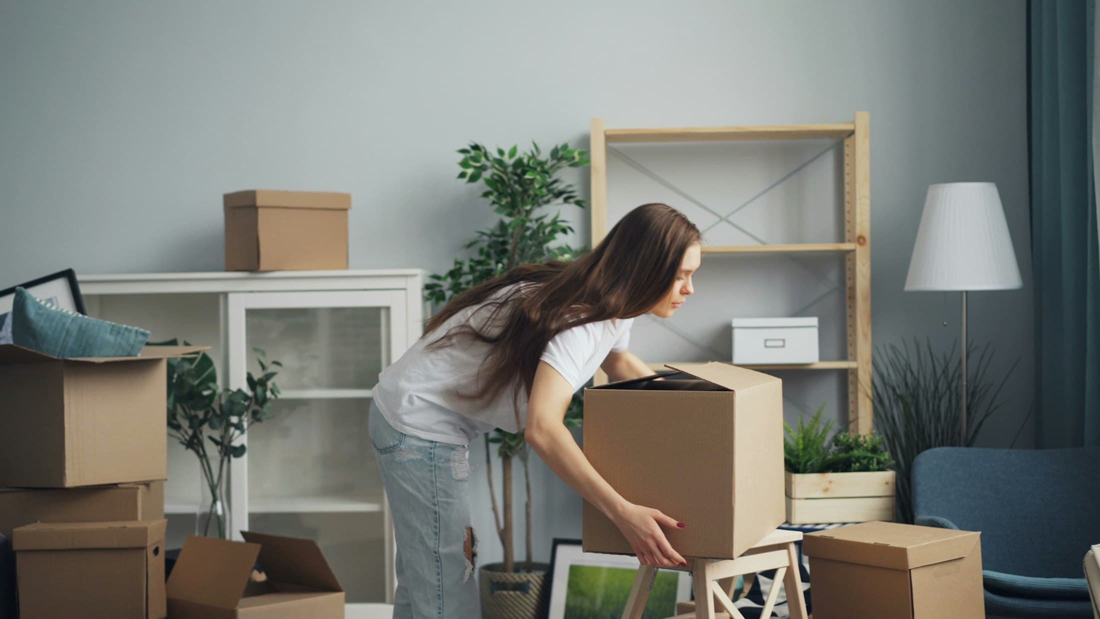 リビングで段ボールを運ぶ人