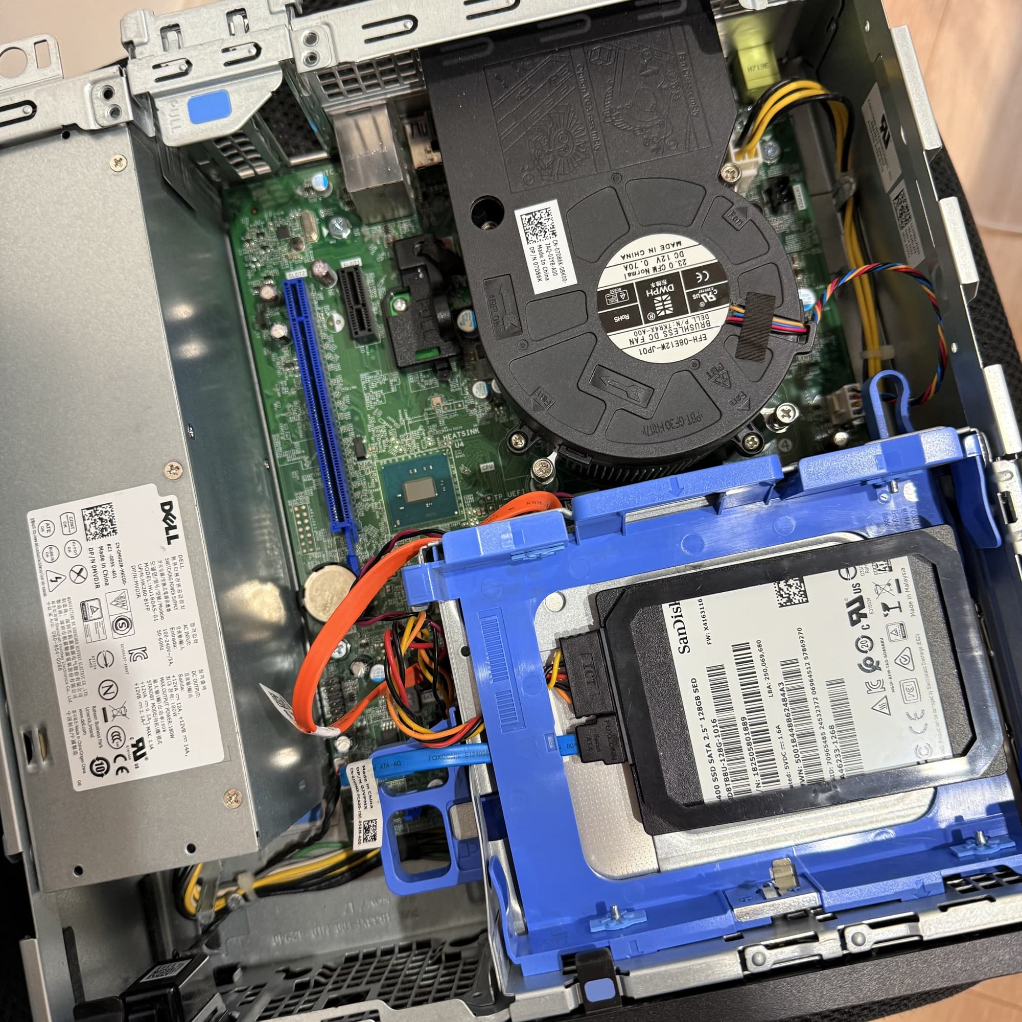 Dell製ノートパソコンを分解し、SSDを換装している様子